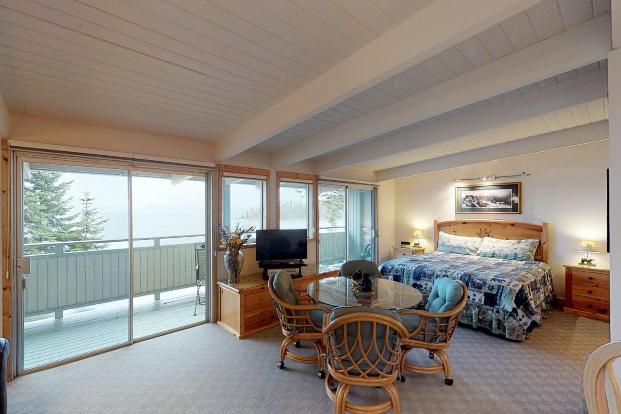 Many Springs Lakefront Condos Бігфорк Номер фото
